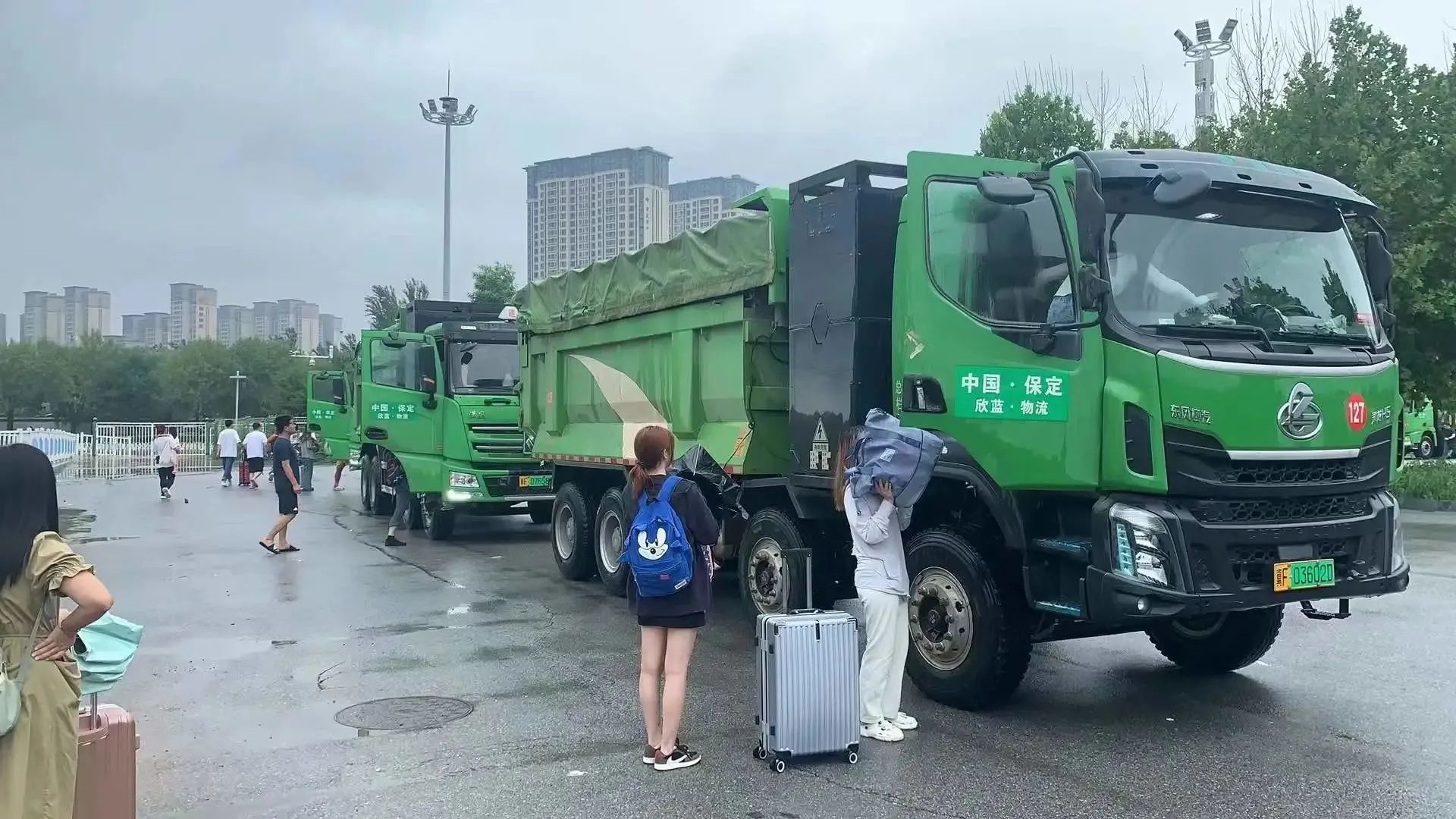 躍迪新能源渣土車(chē)變身客車(chē)助力保定解困旅客