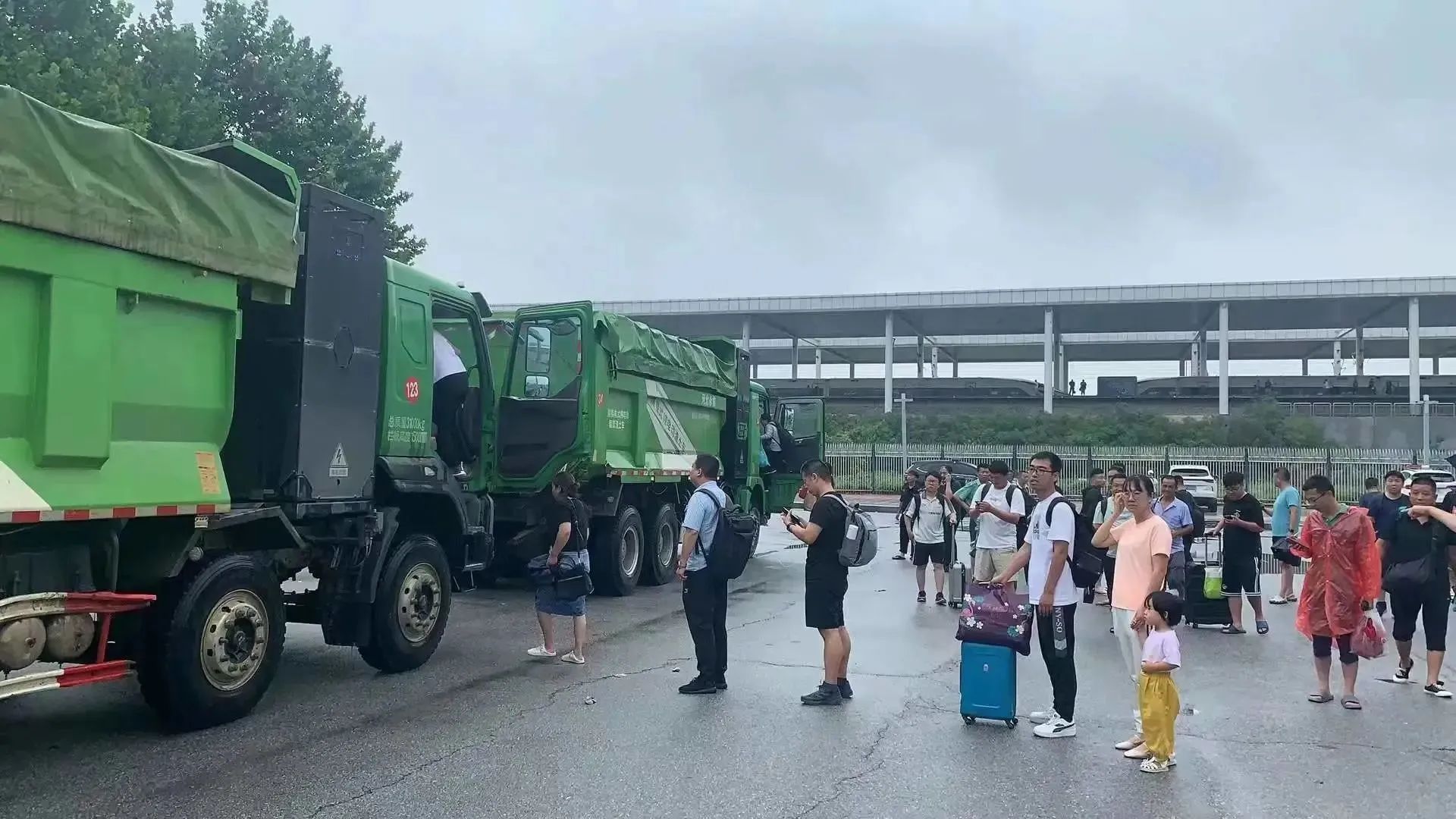 躍迪新能源渣土車(chē)變身客車(chē)助力保定解困旅客