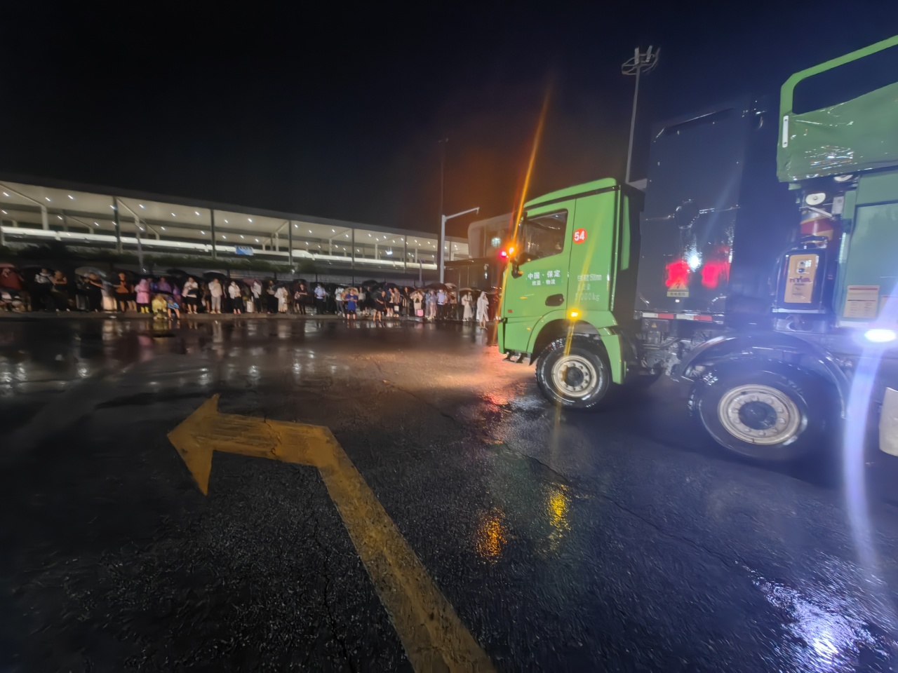 昨晚保定市強(qiáng)降暴雨丨躍迪汽車保定分公司，連夜出動(dòng)70臺(tái)新能源渣土車參與保定市救援工作