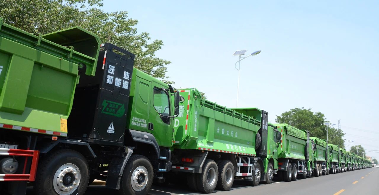 環(huán)保新動力 城市建設新選擇丨躍迪汽車200臺純電動渣土車交付河北秦漢投入使用