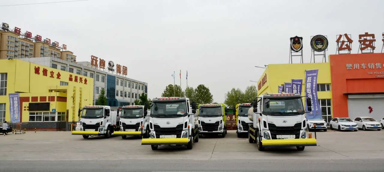 夏日降溫好幫手-躍迪集團新能源灑水車、新能源綠化噴灑車發(fā)車